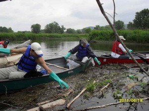 Canoeists pick up trash in river